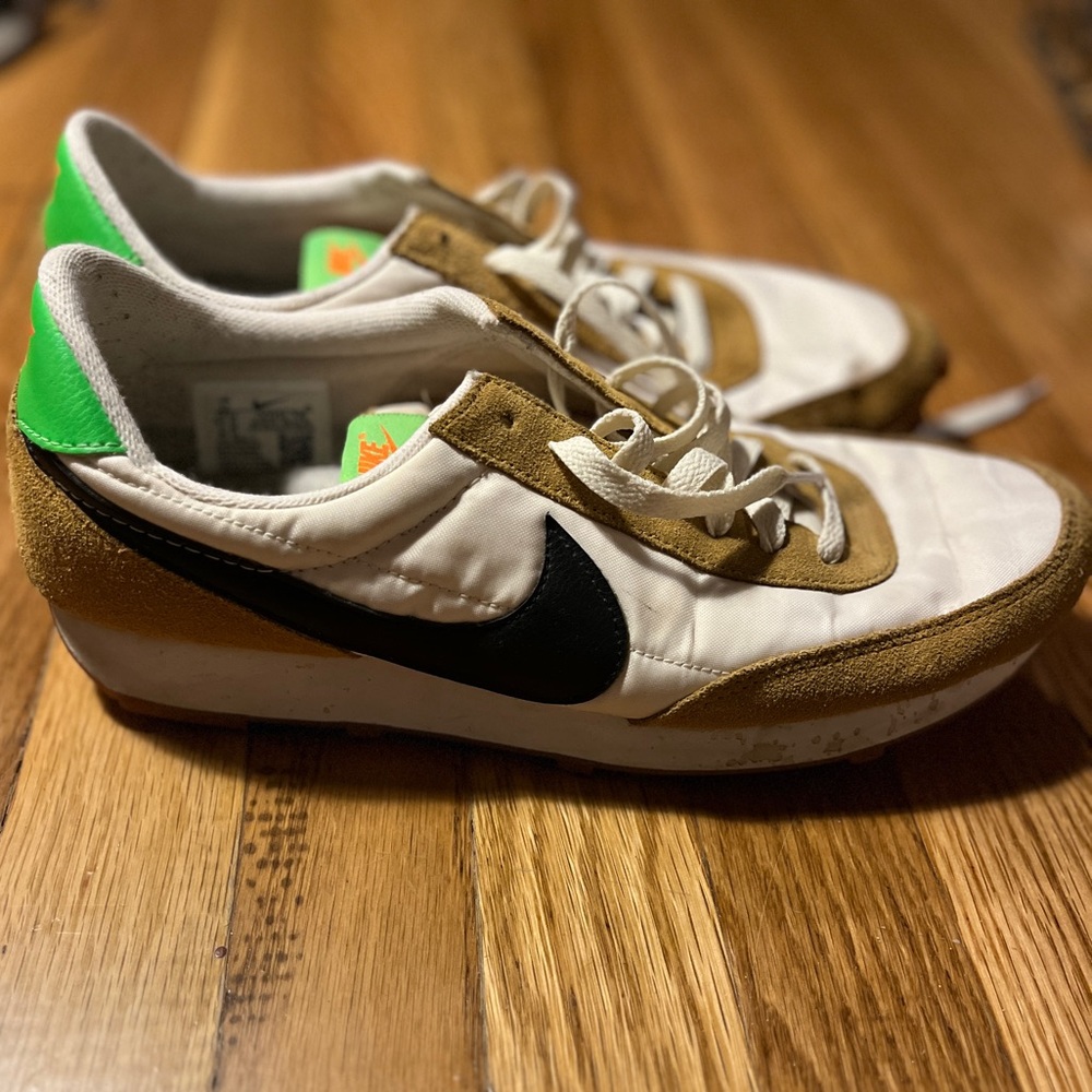 Nike daybreak wheat women’s size 11